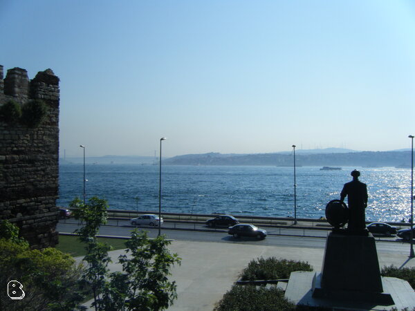 Visto dal treno il monumento al Turgut Reis ed il ponte dei Martiri del 15 luglio