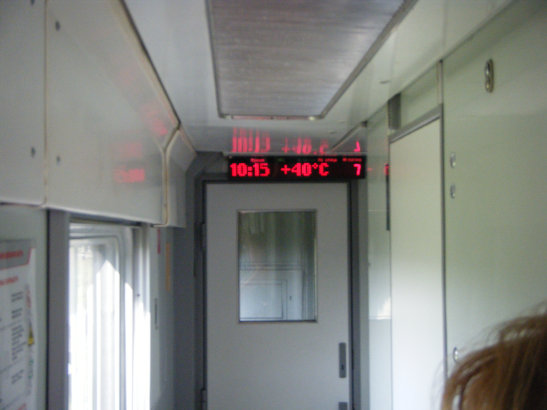 Pannello a LED che indica una temperatura esterna di 40°C alle 10:15 del mattino