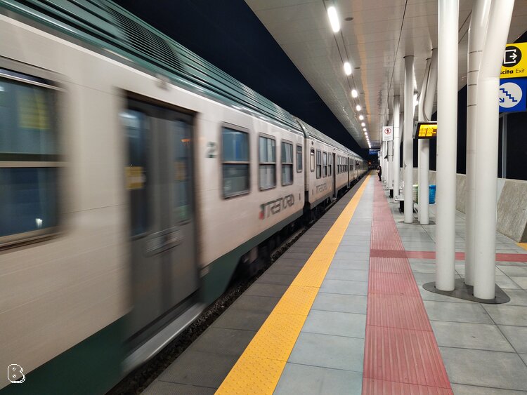 Medie distanze in una fermata quasi deserta