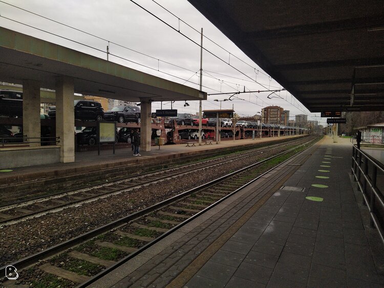 Carri bisarca attraversano una semideserta stazione di Sesto San Giovanni