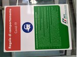 Anche nelle stazioni erano affisse istruzioni di comportamento per viaggiare durante la pandemia