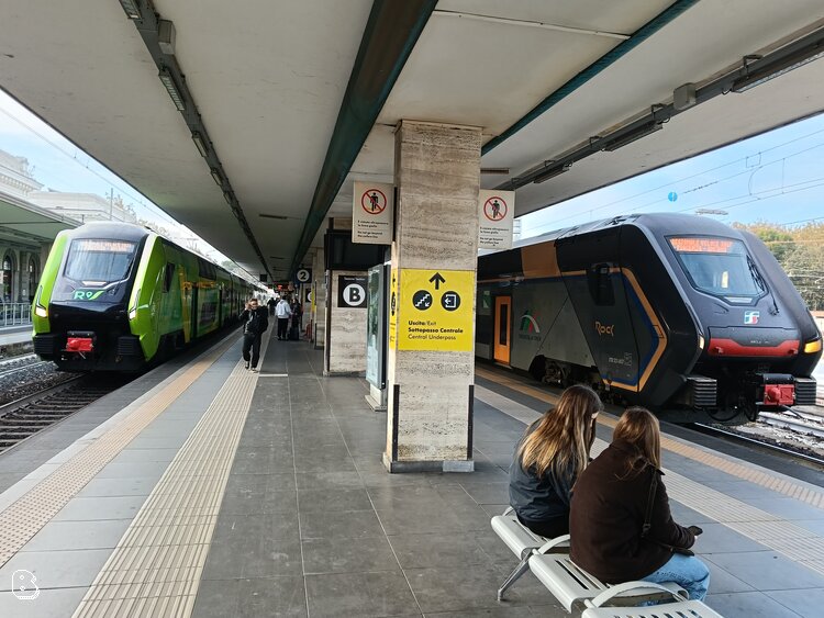 I due treni condividono lo stesso marciapiede