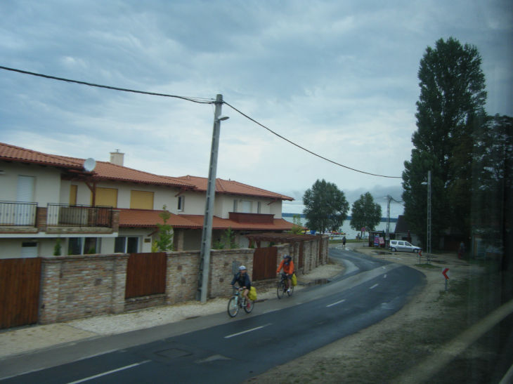 Cicloturisti pedalano sulle sponde del Balaton