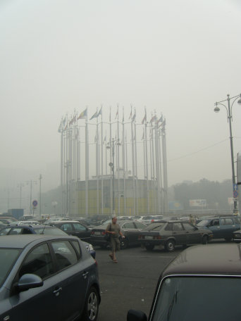 La piazza della stazione avvolta dal fumo