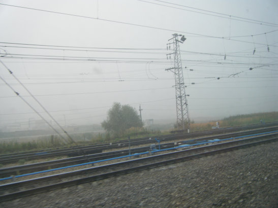 Paesaggio della campagna attorno a Mosca completamente avvolto nella nebbia